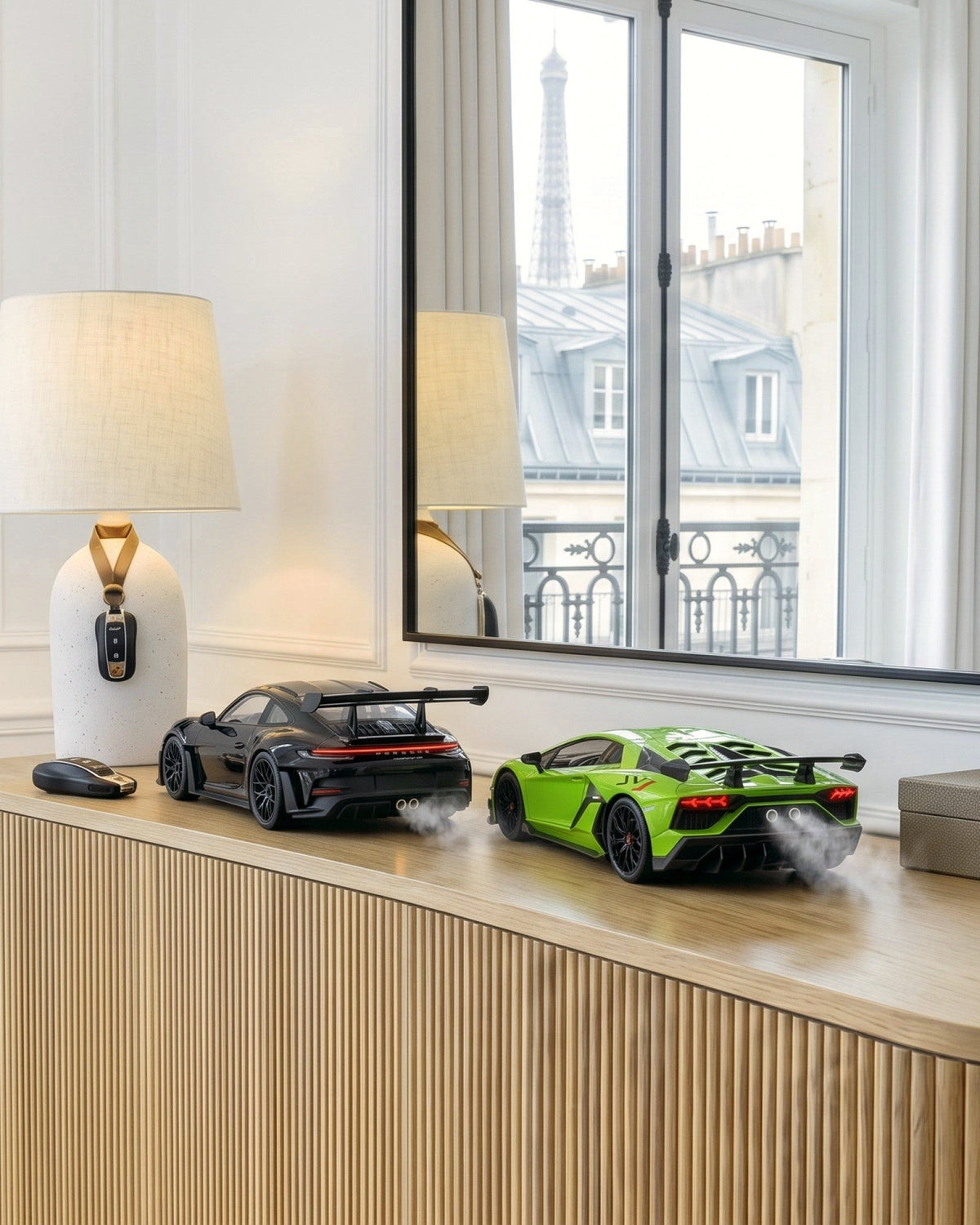 Les deux diffuseurs supercar Brume Motors sur un buffet dans un appartement parisien