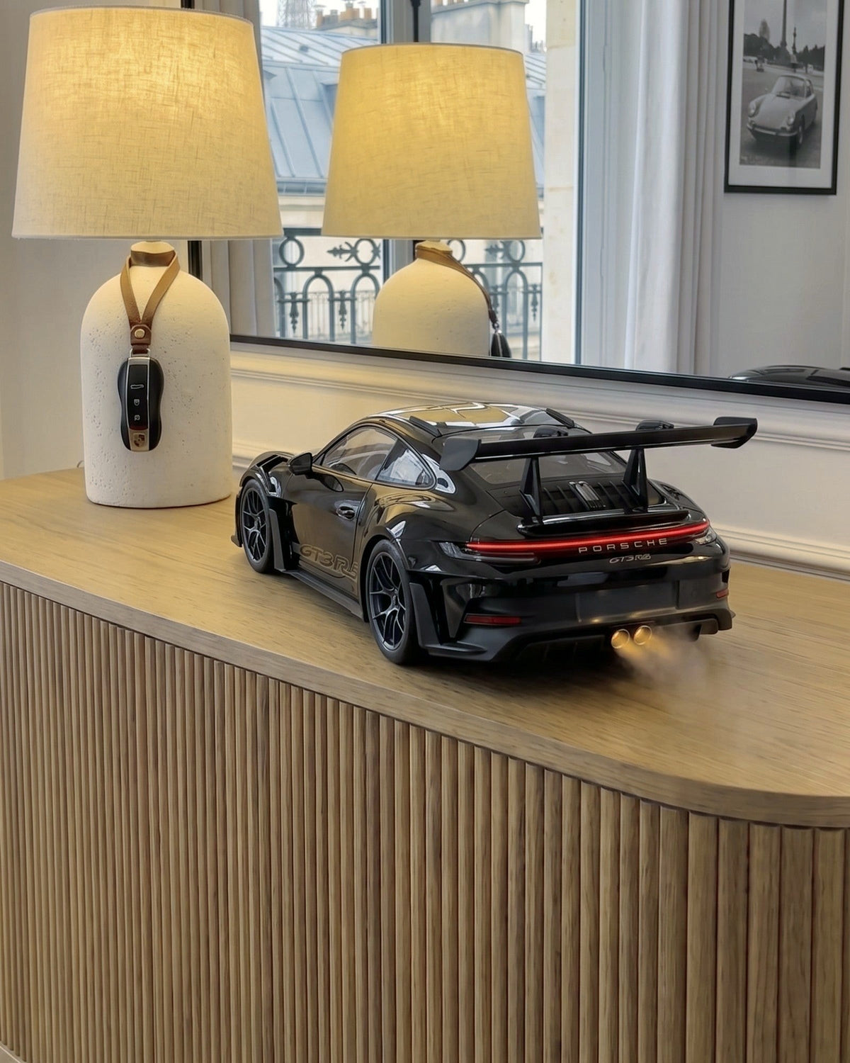 Diffuseur supercar GT Noire sur un buffet, brume parfumée qui sort de l'échappement