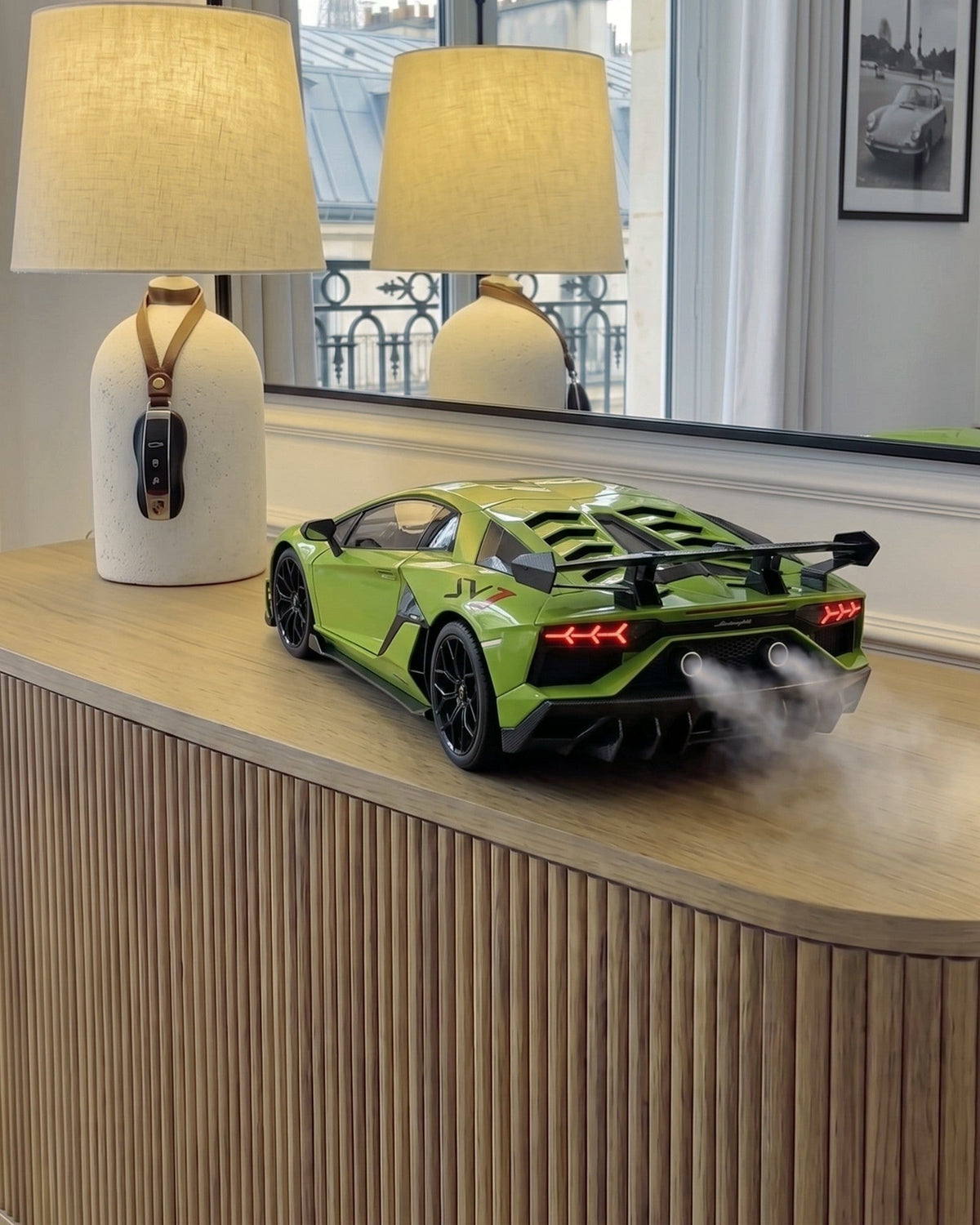 Diffuseur supercar V12 Verte sur un buffet, brume parfumée qui sort de l'échappement