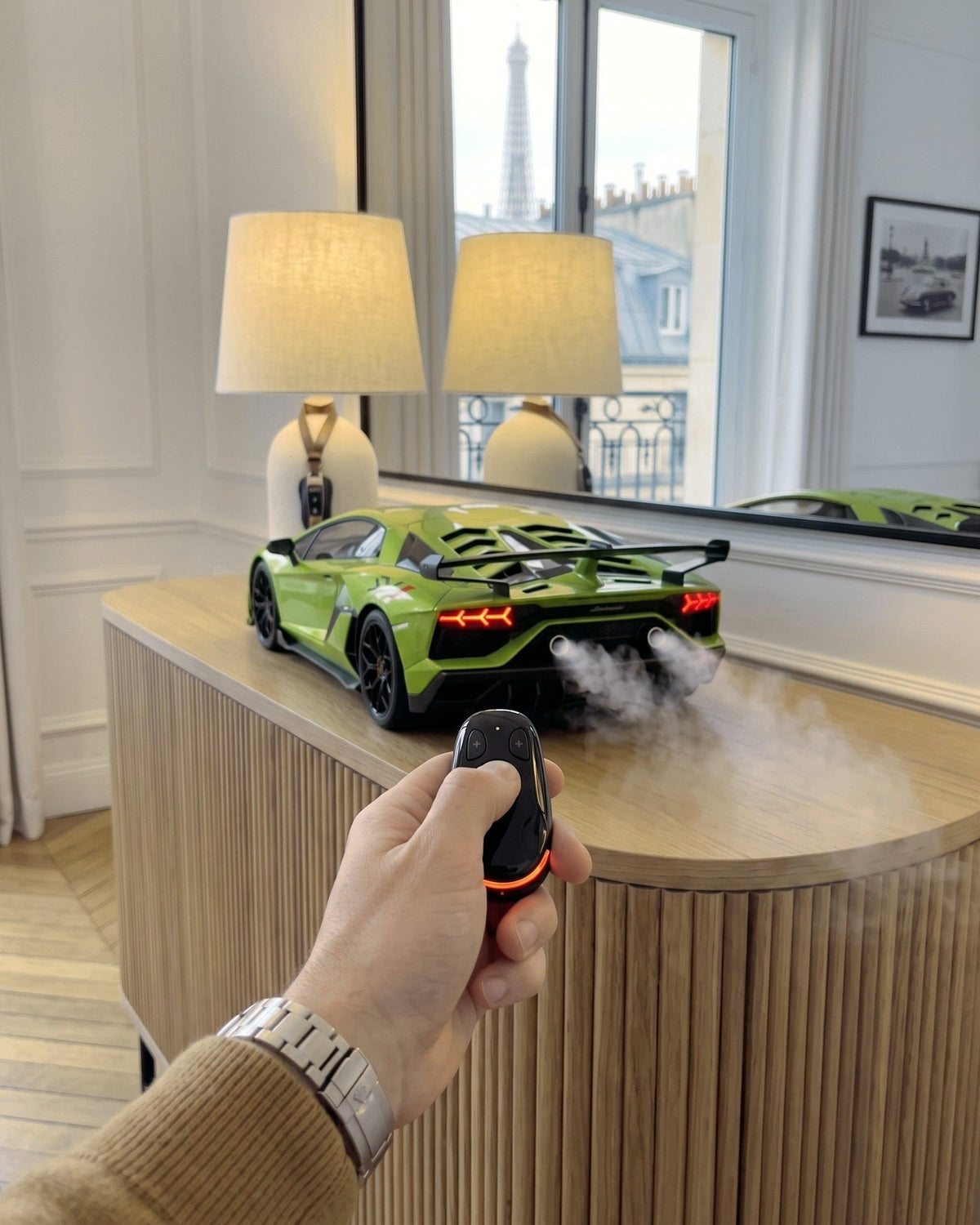 La télécommande allume le diffuseur supercar V12 Verte
