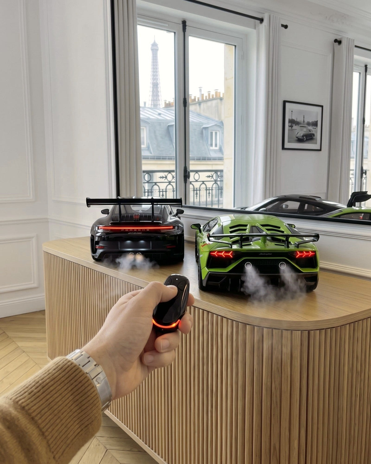 Une seule télécommande pour allumer les deux voitures ensemble